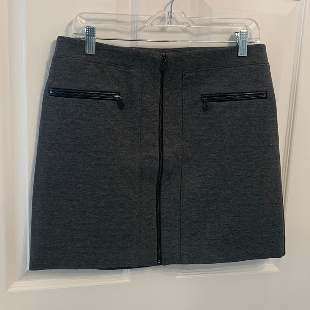 White House Black Market grey zip‎ front mini skirt with pockets size 6